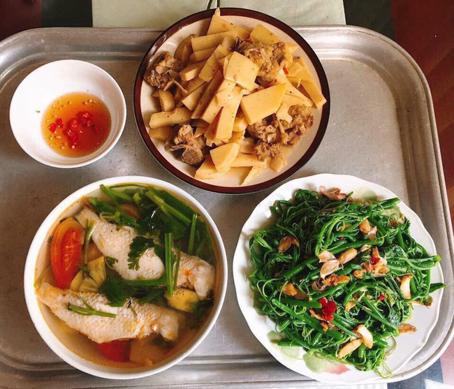 Đi làm về muộn nên chỉ nấu mâm cơm đơn giản, em dâu ấm ức khi bị chị chồng chê tả tơi vì bát canh cá-1