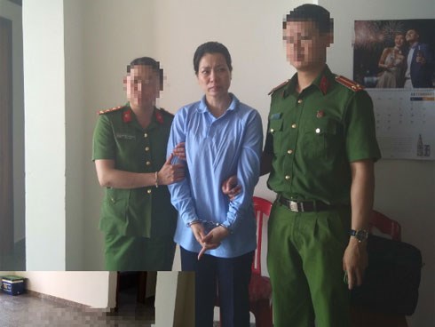 Nữ tiếp thị bia bật khóc tại hiện trường nam thanh niên bị đâm chết