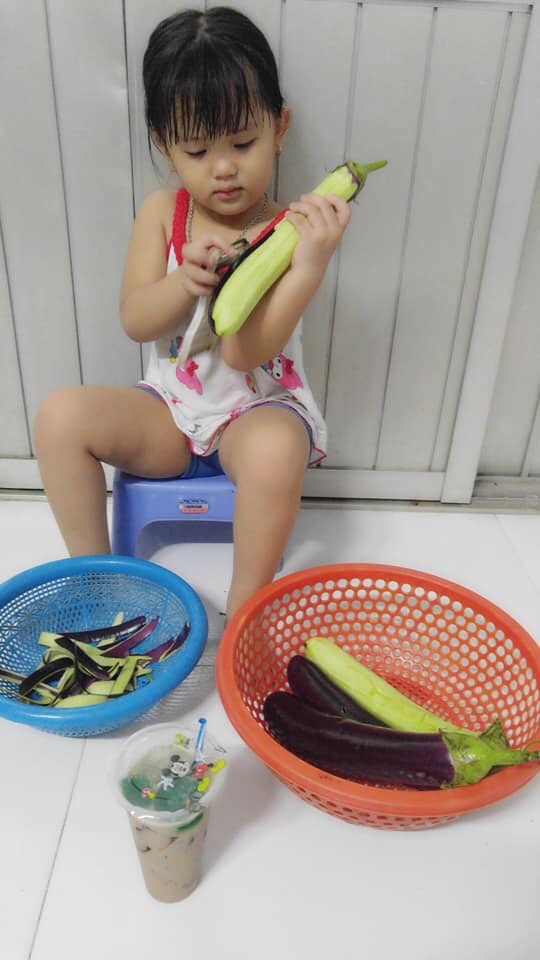 Mẹ sinh con bằng cả mạng sống” và hình ảnh bé 4 tuổi tất bật làm việc nhà gây tranh cãi-4