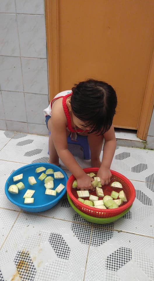 Mẹ sinh con bằng cả mạng sống” và hình ảnh bé 4 tuổi tất bật làm việc nhà gây tranh cãi-6