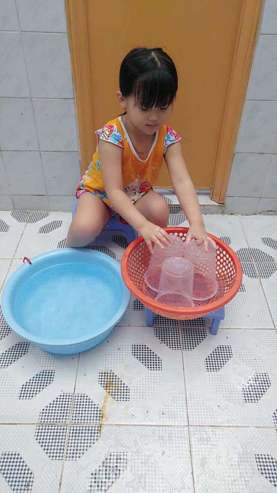 Mẹ sinh con bằng cả mạng sống” và hình ảnh bé 4 tuổi tất bật làm việc nhà gây tranh cãi-10