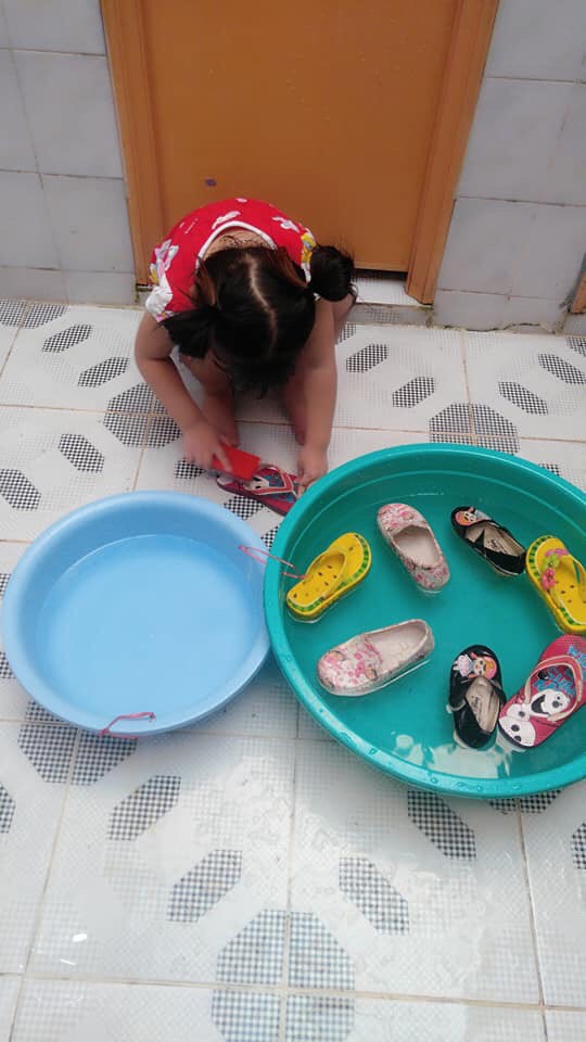 Mẹ sinh con bằng cả mạng sống” và hình ảnh bé 4 tuổi tất bật làm việc nhà gây tranh cãi-11