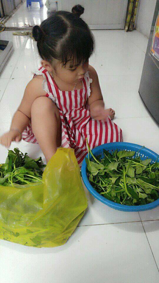 Mẹ sinh con bằng cả mạng sống” và hình ảnh bé 4 tuổi tất bật làm việc nhà gây tranh cãi-13