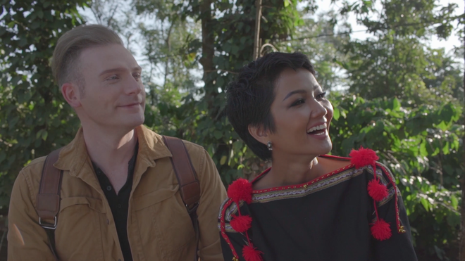 Là Hoa hậu đẹp nhất thế giới, HHen Niê vẫn ngồi xe công nông và mặc đồ cũ khi về quê-2