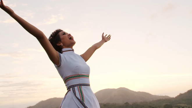 Là Hoa hậu đẹp nhất thế giới, HHen Niê vẫn ngồi xe công nông và mặc đồ cũ khi về quê-6