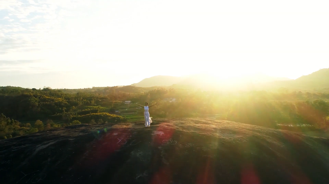 Là Hoa hậu đẹp nhất thế giới, HHen Niê vẫn ngồi xe công nông và mặc đồ cũ khi về quê-7