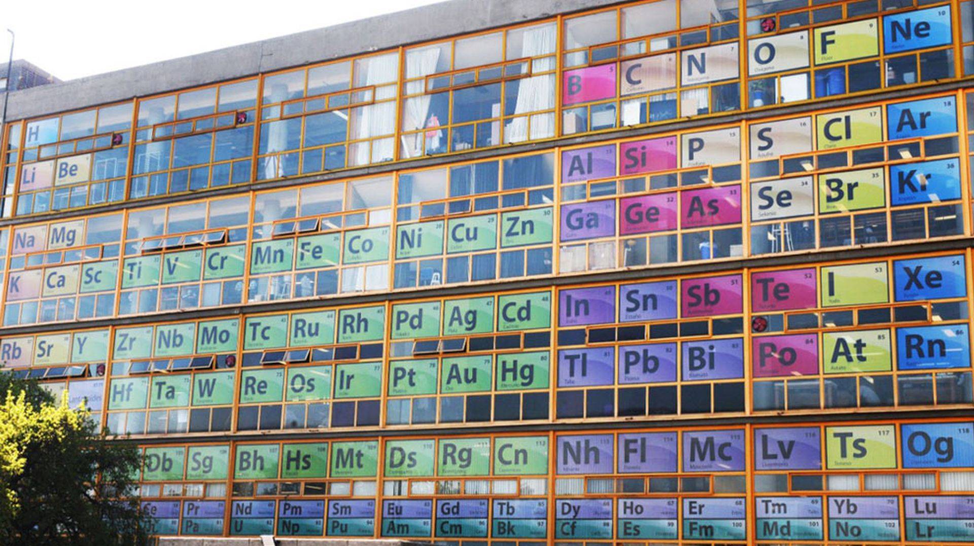 IQ vô cực: Sợ sinh viên quên kiến thức, trường trang trí tất cả cửa số là bảng tuần hoàn hoá học-2