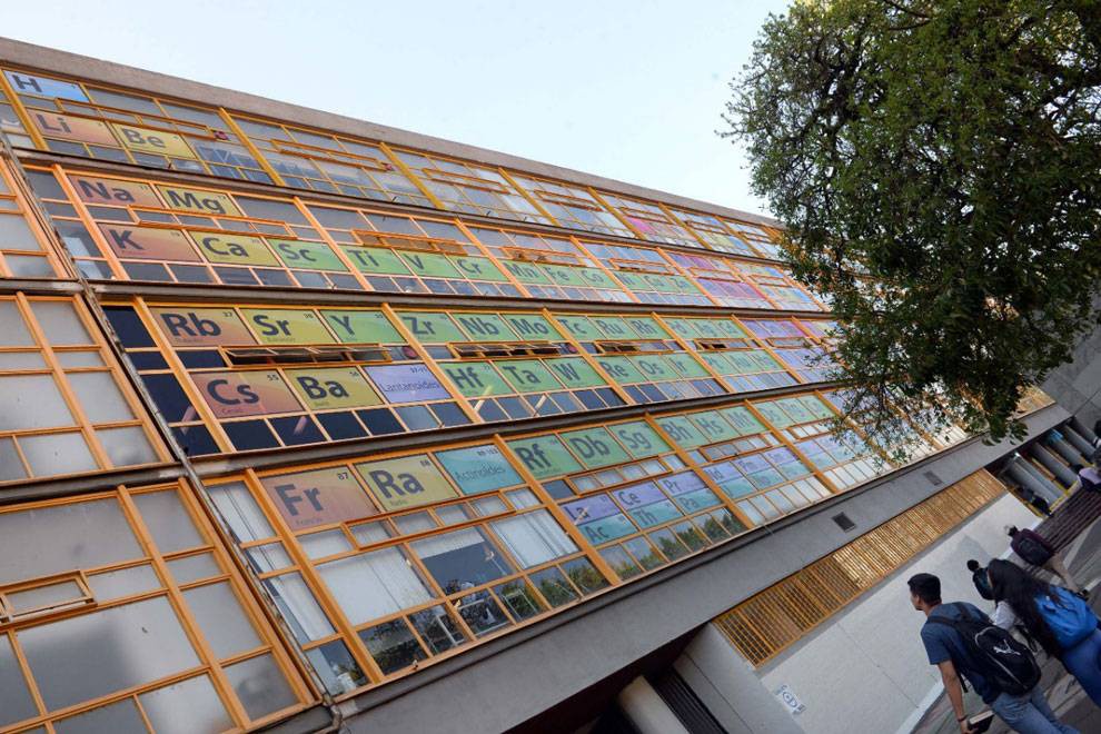 IQ vô cực: Sợ sinh viên quên kiến thức, trường trang trí tất cả cửa số là bảng tuần hoàn hoá học-3