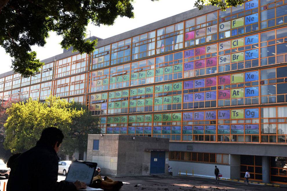 IQ vô cực: Sợ sinh viên quên kiến thức, trường trang trí tất cả cửa số là bảng tuần hoàn hoá học-4