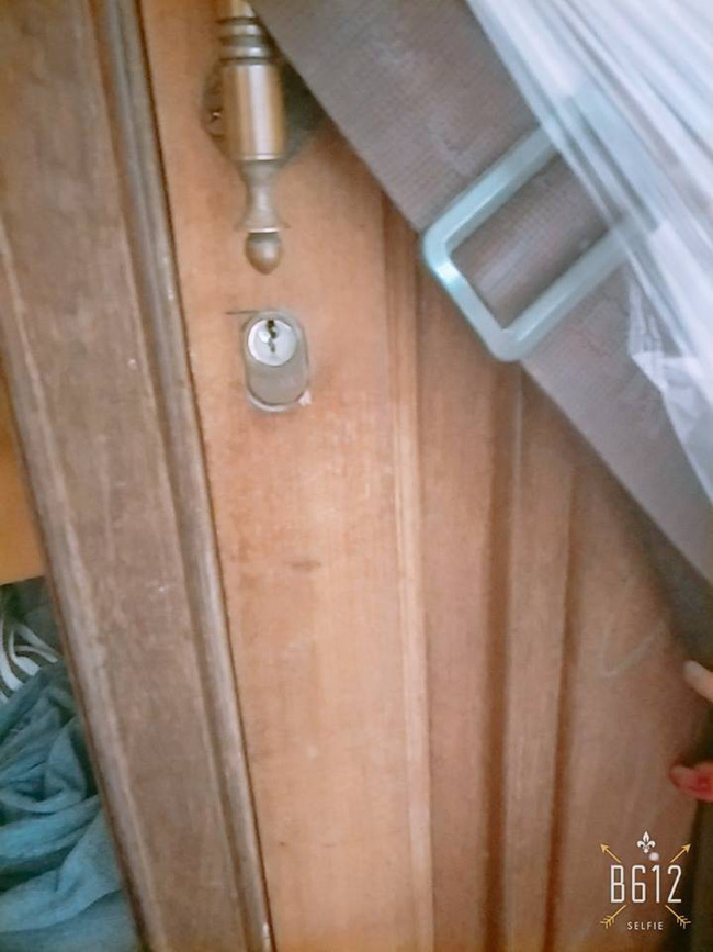 Chồng tính không bằng giời tính: Giấu quỹ đen vào tủ khóa lại, nhưng hộp đựng tiền lại lòi sang ngăn tủ của vợ-4