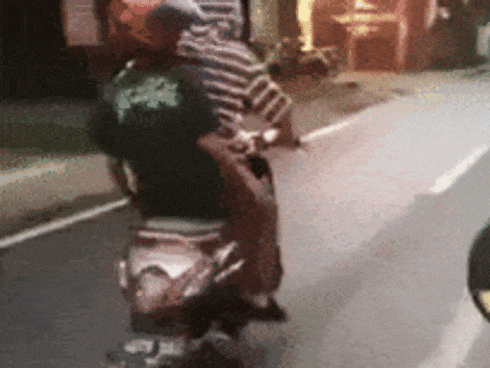 'Hoa mắt chóng mặt' xem thanh niên đi xe máy đảo như rang lạc trên phố