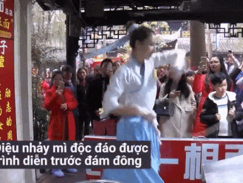 Nhà hàng Trung Quốc hút khách với điệu nhảy mì mê hoặc