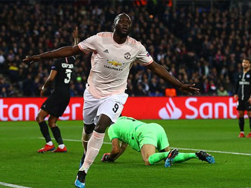 HLV Solskjaer gây sốt khi chụp ảnh với Sir Alex sau chiến thắng của MU-2