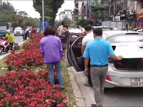 Lãnh đạo cty cây xanh đề nghị trích xuất camera tìm những người đánh ô tô 