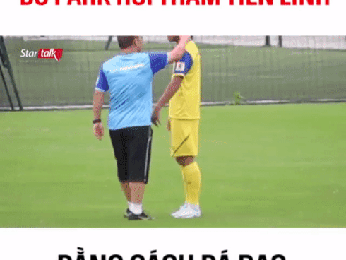 Hỏi thăm sức khỏe của học trò nhưng lại véo tai, đá chân: Chắc không có ai bá đạo và đáng yêu hơn thầy Park