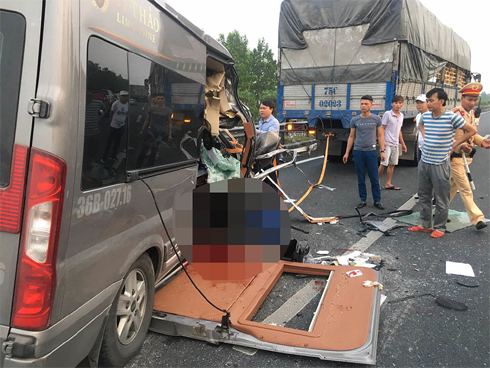 Xử lý nam thanh niên chở vợ, cầm gạch ném vỡ kính ô tô tải đang chạy trên đường phố Đà Nẵng-4