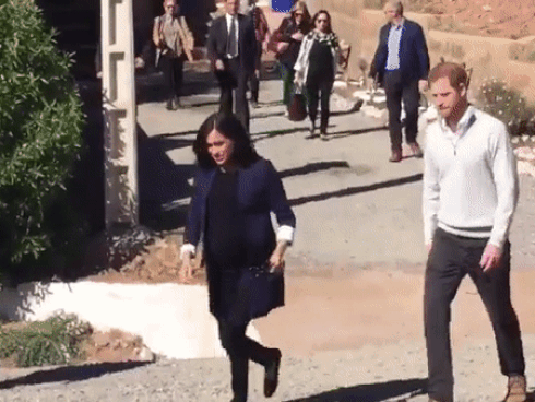 Meghan và chồng bị người dùng mạng chỉ trích vì làm màu lộ liễu trước hàng nghìn người như thế này đây-5