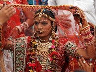 Soi vào những đám cưới 'dát vàng' ở Ấn Độ để thấy sự xa hoa có lí lẽ của nó