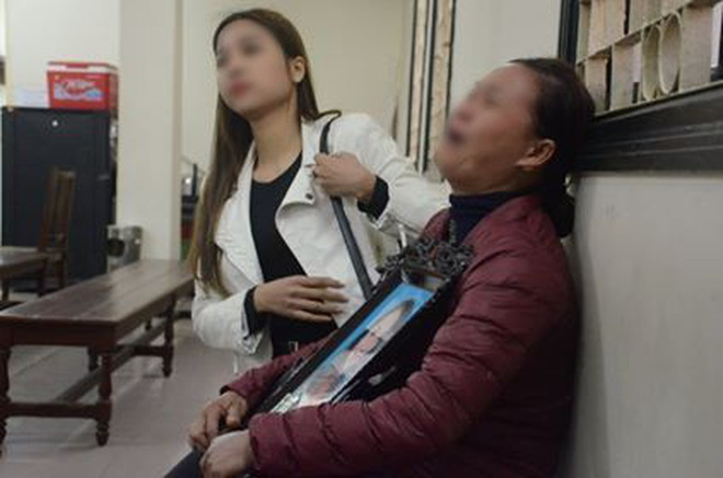 Xét xử ca sĩ Châu Việt Cường nhét tỏi khiến cô gái tử vong: Mẹ nạn nhân mang di ảnh đến tòa, khóc nức nở-1