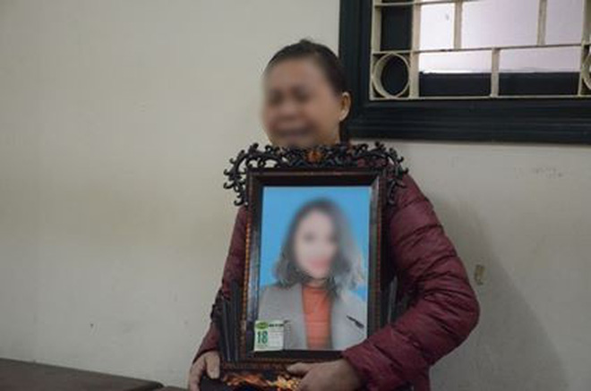 Xét xử ca sĩ Châu Việt Cường nhét tỏi khiến cô gái tử vong: Mẹ nạn nhân mang di ảnh đến tòa, khóc nức nở-2