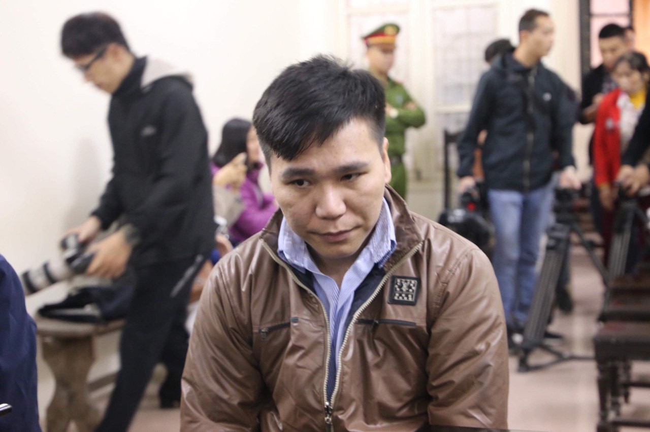 Xét xử ca sĩ Châu Việt Cường nhét tỏi khiến cô gái tử vong: Mẹ nạn nhân mang di ảnh đến tòa, khóc nức nở-4