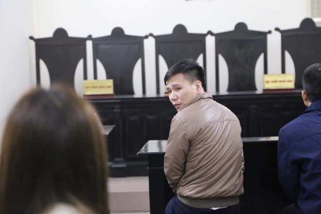 Xét xử ca sĩ Châu Việt Cường nhét tỏi khiến cô gái tử vong: Mẹ nạn nhân mang di ảnh đến tòa, khóc nức nở-5
