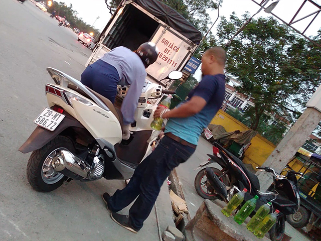 Hà Nội: Người dân cắn răng mua gần 35.000 đồng/lít xăng-4