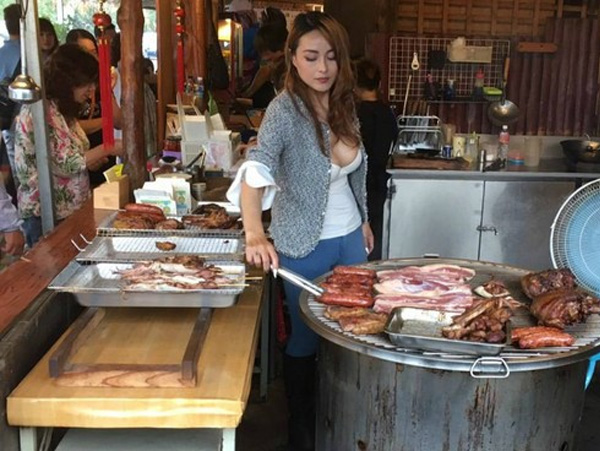 Cô chủ quán thịt lợn vừa xinh vừa sexy trên núi Alishan khiến du khách nườm nượp rủ nhau đến xem mặt-1