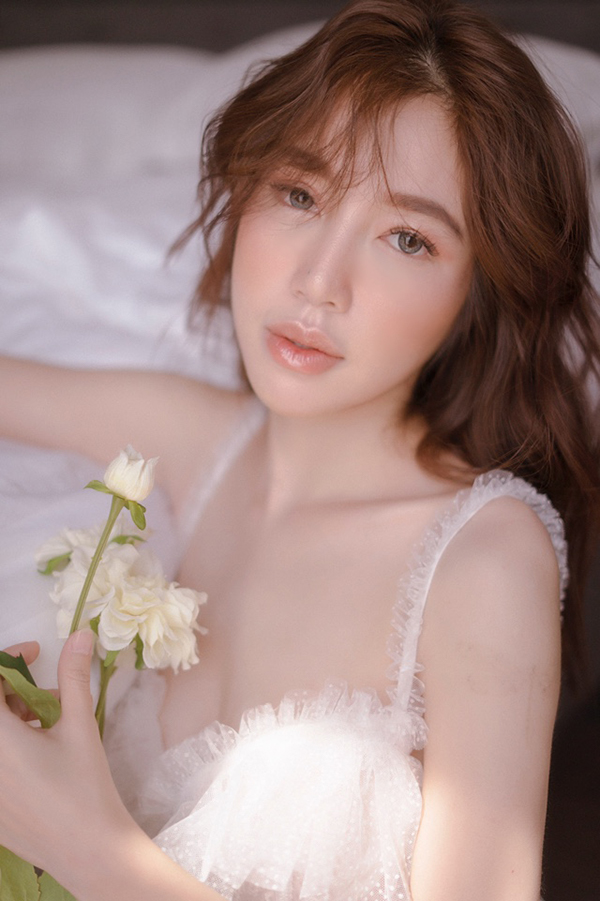 Elly Trần khoe vóc dáng nóng bỏng trong trang phục đồ ngủ-12