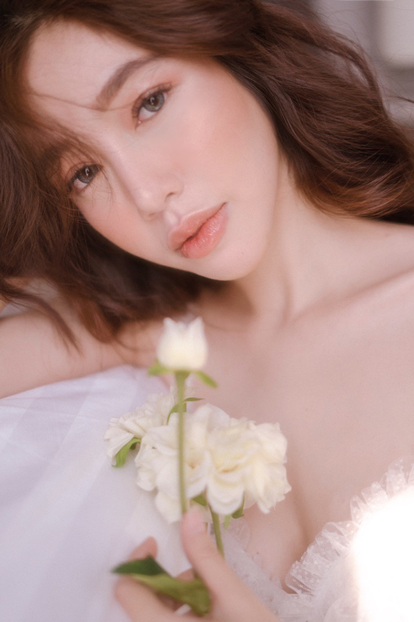 Elly Trần khoe vóc dáng nóng bỏng trong trang phục đồ ngủ-14