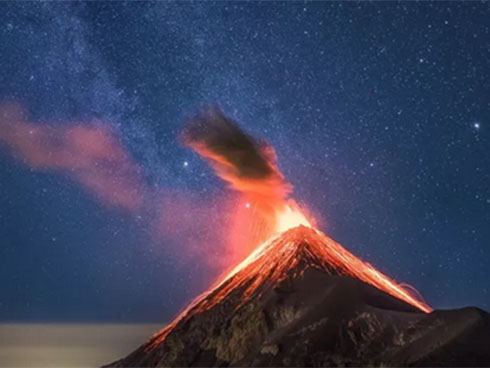 Bức ảnh đôi vợ chồng trẻ thất thần nhìn ra biển trong chứa đựng bi kịch về đứa trẻ 19 tháng tuổi lay động cả thế giới-3