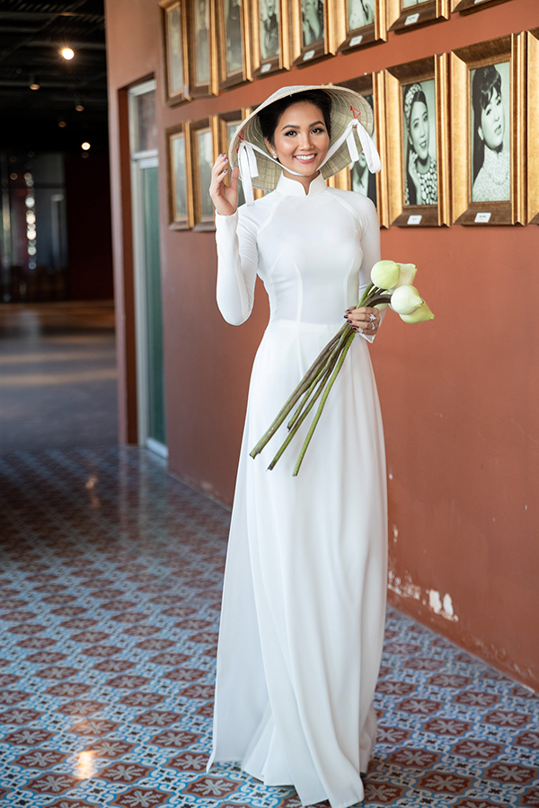 Ngất ngây với hình ảnh HHen Niê dạo phố dưới ánh nắng chiều-1