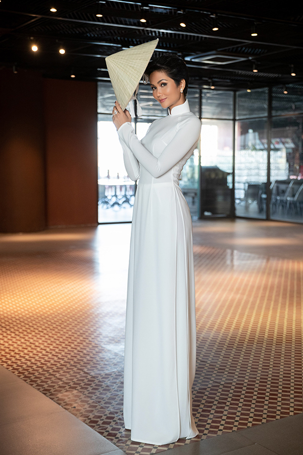 Ngất ngây với hình ảnh HHen Niê dạo phố dưới ánh nắng chiều-3