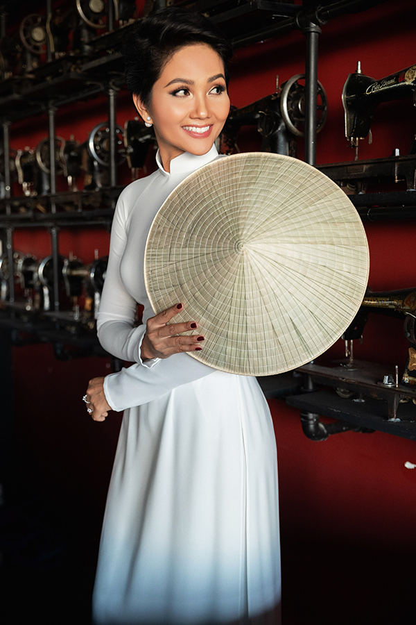 Ngất ngây với hình ảnh HHen Niê dạo phố dưới ánh nắng chiều-10