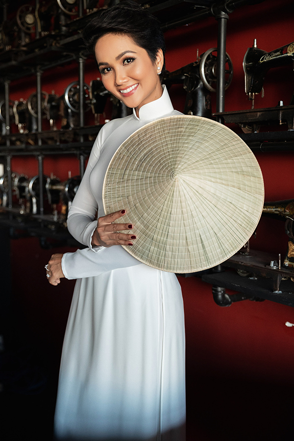 Ngất ngây với hình ảnh HHen Niê dạo phố dưới ánh nắng chiều-11