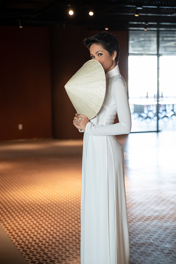 Ngất ngây với hình ảnh HHen Niê dạo phố dưới ánh nắng chiều-4