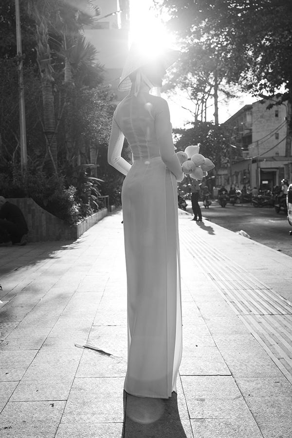 Ngất ngây với hình ảnh HHen Niê dạo phố dưới ánh nắng chiều-6