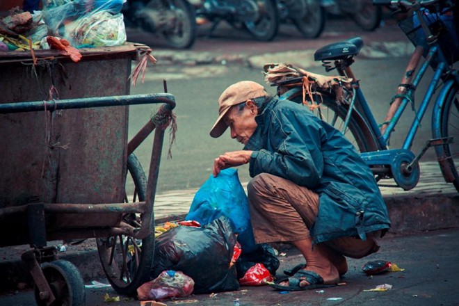 Bức ảnh ông cụ bới tìm đồ ăn trong xe rác và nỗi ám ảnh suốt 9 năm của tác giả-3