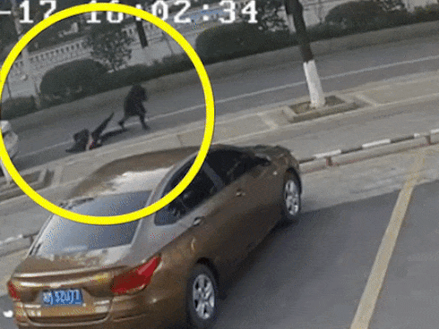 Giật ví của người đi đường đúng lúc cảnh sát vũ trang diễu hành và cái kết