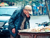 Bức ảnh ông cụ bới tìm đồ ăn trong xe rác và nỗi ám ảnh suốt 9 năm của tác giả