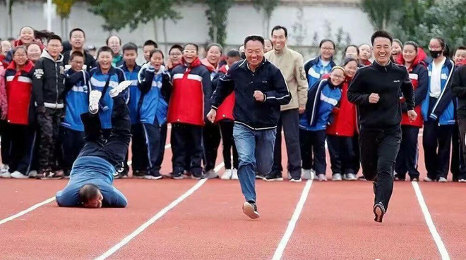 Chết cười khi thầy cô tham gia thi đấu thể thao: những pha tạo dáng và biểu cảm có tính giải trí cực mạnh-1