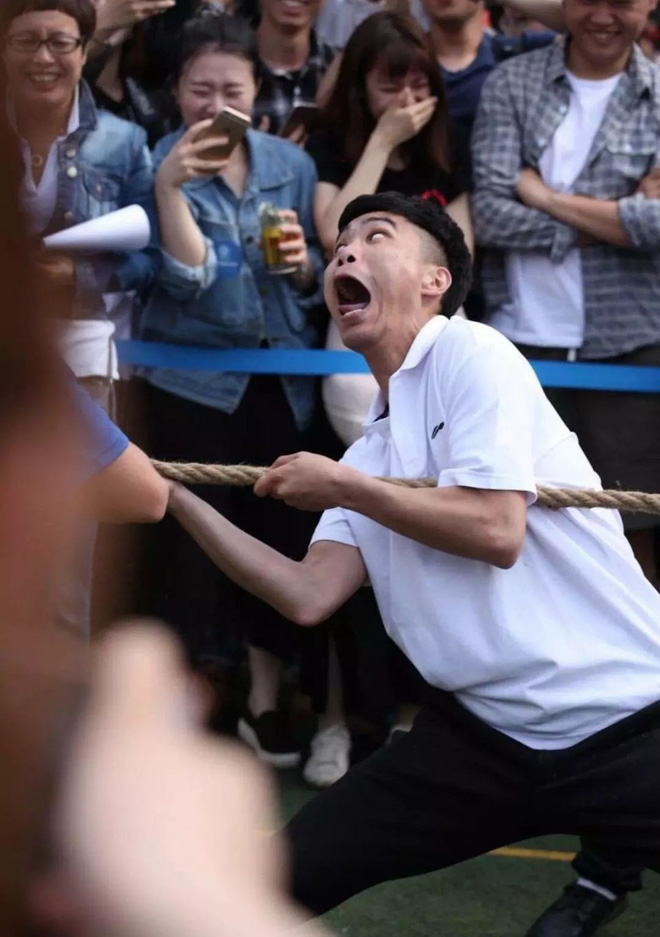 Chết cười khi thầy cô tham gia thi đấu thể thao: những pha tạo dáng và biểu cảm có tính giải trí cực mạnh-2