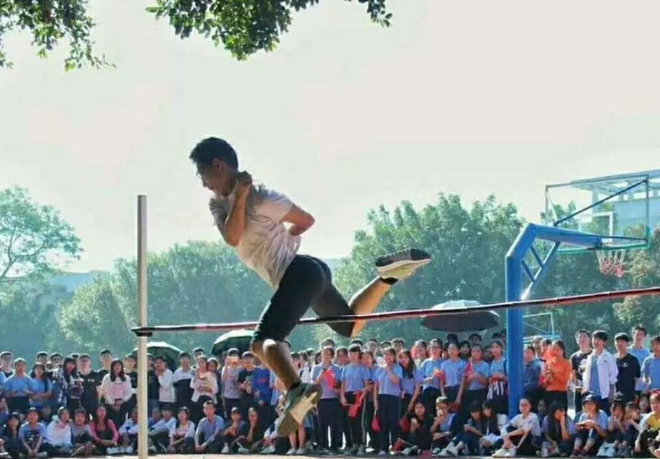 Chết cười khi thầy cô tham gia thi đấu thể thao: những pha tạo dáng và biểu cảm có tính giải trí cực mạnh-7