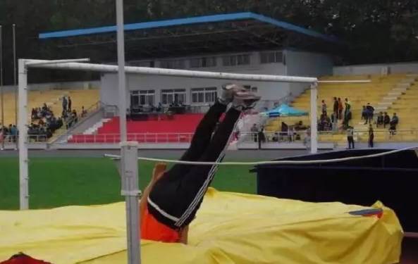 Chết cười khi thầy cô tham gia thi đấu thể thao: những pha tạo dáng và biểu cảm có tính giải trí cực mạnh-11