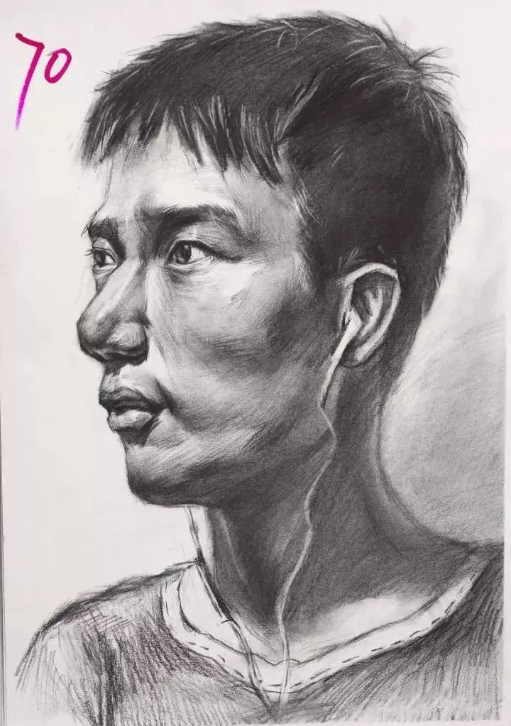 Nam sinh được mời làm mẫu cho lớp hội hoạ và kết quả nhận được như tranh vẽ... ông nội của mình!-4