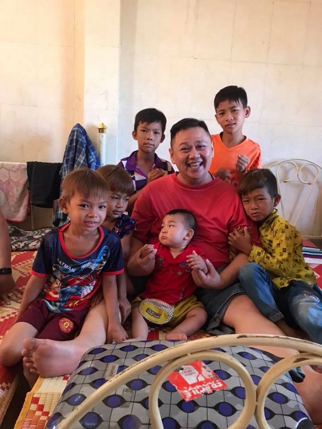 Từng ở tù vì tội dâm ô, Minh Béo vẫn hào hứng đăng ảnh chụp với nhiều em nhỏ-2