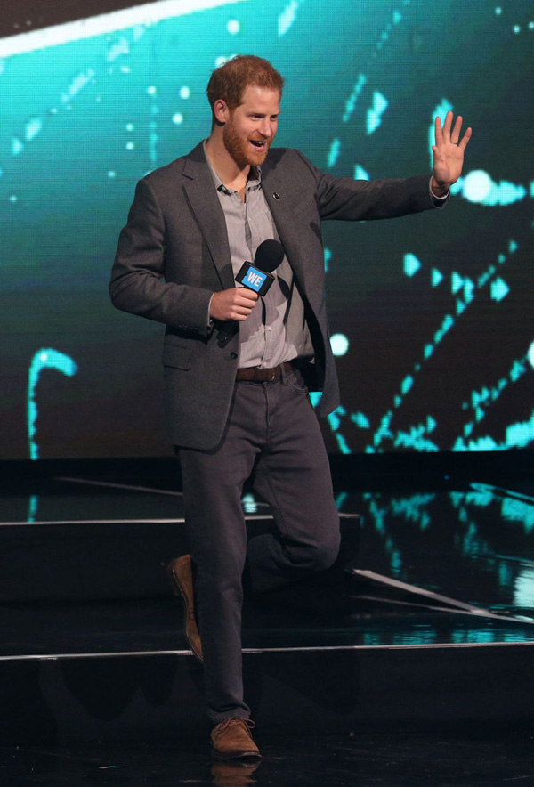 Meghan và chồng bị người dùng mạng chỉ trích vì làm màu lộ liễu trước hàng nghìn người như thế này đây-1