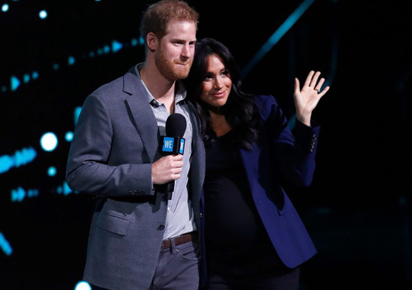 Meghan và chồng bị người dùng mạng chỉ trích vì làm màu lộ liễu trước hàng nghìn người như thế này đây-3
