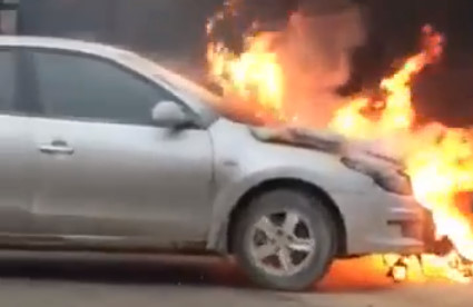 Hàng chục người hò nhau kéo ôtô bốc cháy ra khỏi nhà-1