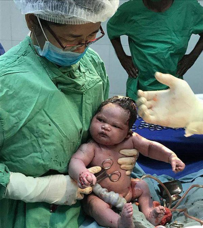 Bé trai vừa chào đời đã khiến mẹ mát mày mát mặt, dân mạng cười bò khi biết sự thật phũ phàng-4